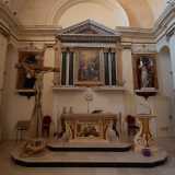 Sotto l�altare infine � racchiusa in un elegante reliquiario in ebano una tibia di Amatore, donata dal duca  di Giovinazzo Domenico Del Giudice nel 1670, anno in cui ebbe inizio il suo culto